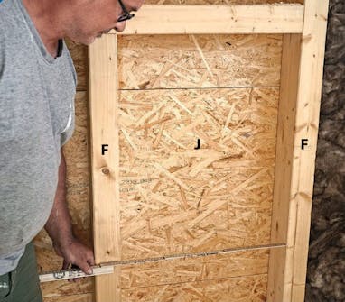 Isoleret anneks: Afstand mellem stolper i isoleret anneks måles Isoleret anneks: Afstanden mellem stolperne i isoleret anneks måles op